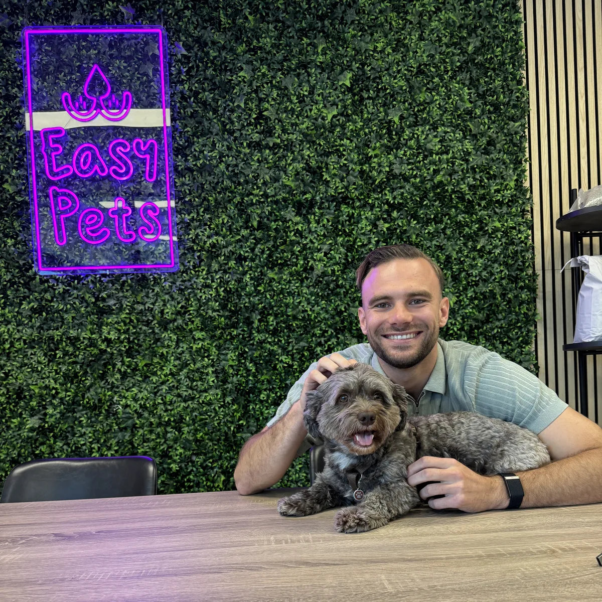 Dimitri, mede-oprichter van EasyPets, met zijn hond Tommy op kantoor