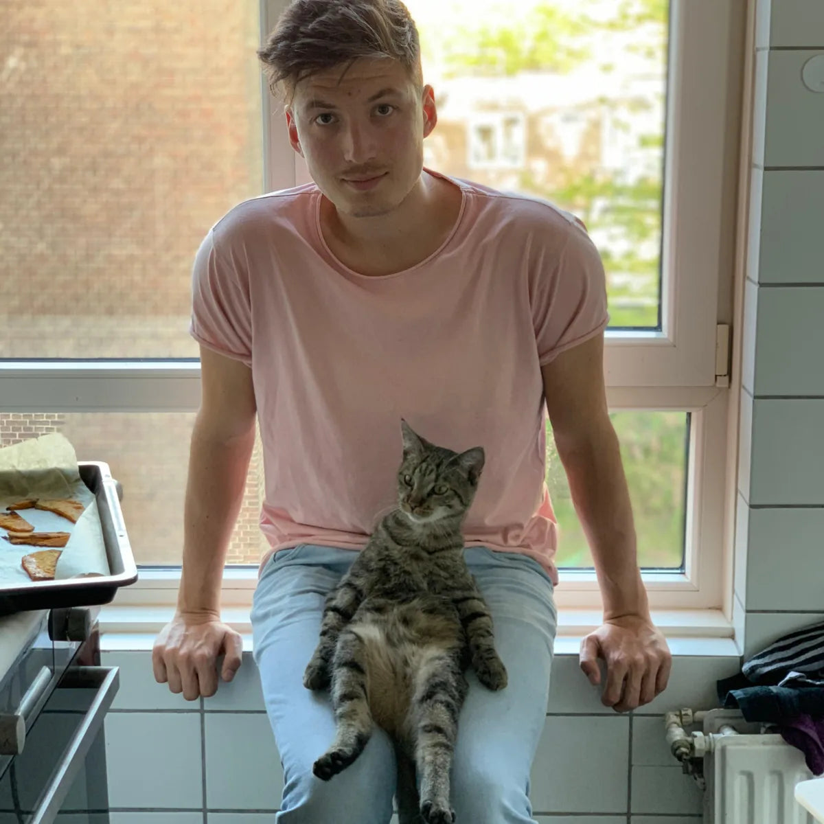 Vince, mede-oprichter van EasyPets, met zijn kat Funghi