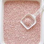 De lichtroze tofu-staafjes met sterke klont op de schep