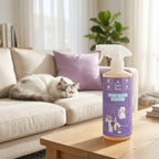 Frisse woonkamer met ontspannen kat op de bank en EasyPets spray op tafel