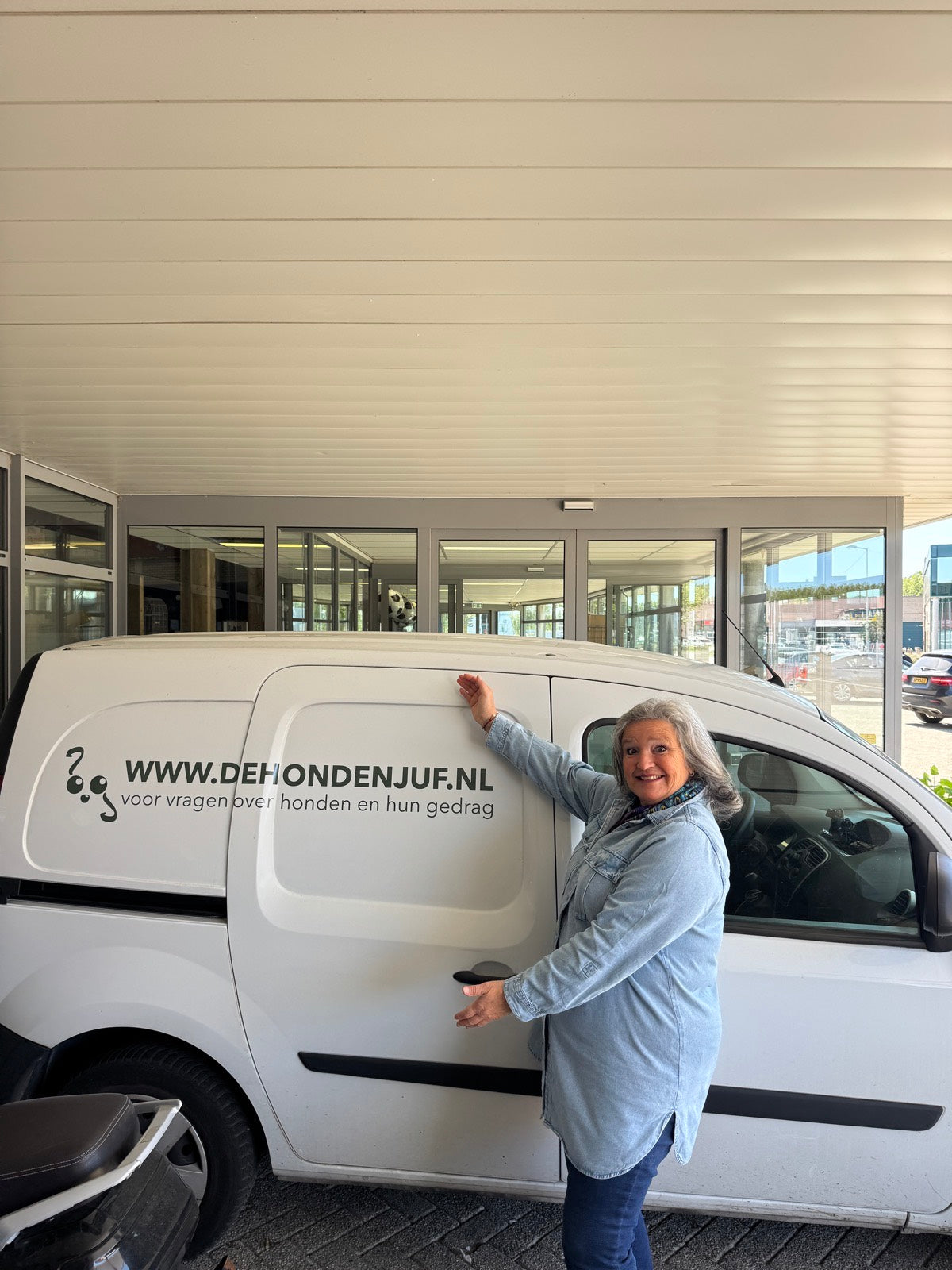 Jet De Hondenjuf bei ihrem Bus dehondenjuf.nl